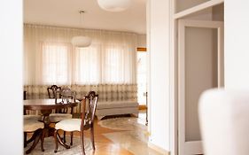 Beautiful Duplex In Heart Of Old Town - Free Parking